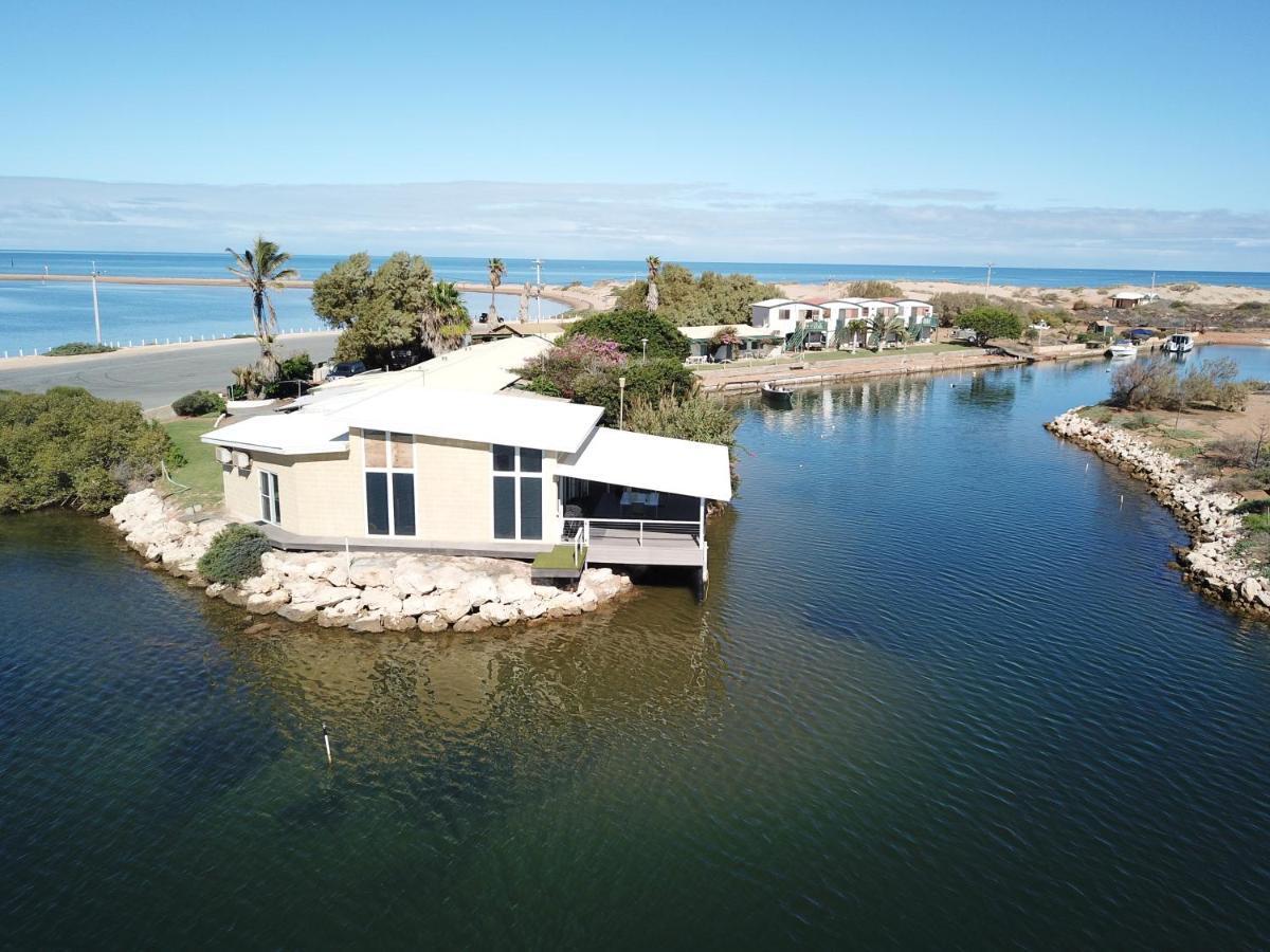 Pelican Point Waterfront Resort Formerly Carnarvon Beach Retreat Exterior photo